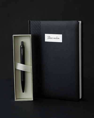 Подарочный набор с гравировкой: Ежедневник недатированный и шариковая ручка Parker IM Achromatic Matte Black 