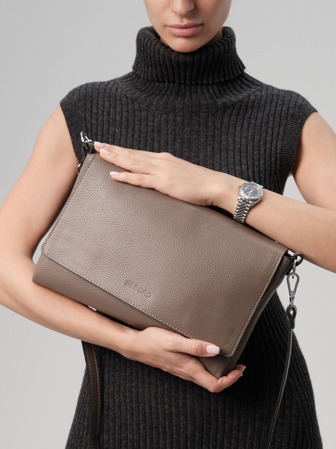 Сумка кожаная на плечо тауп