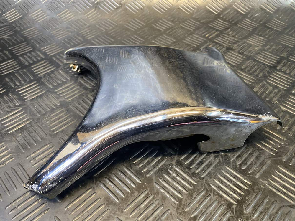 Крышка рамы левая Suzuki Intruder VS750 VR51A