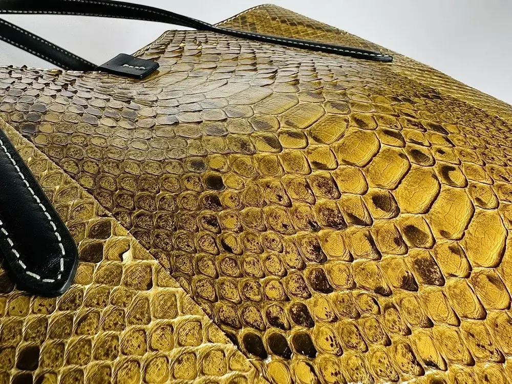 Сумка из натурального питона бежево-песочного цвета