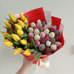 Тюльпаны и клубника в шоколаде