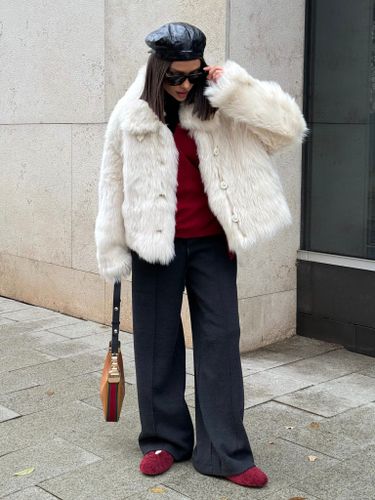 Укороченная белая шуба из овчины