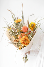 стильный букет в желто-оранжевой гамме