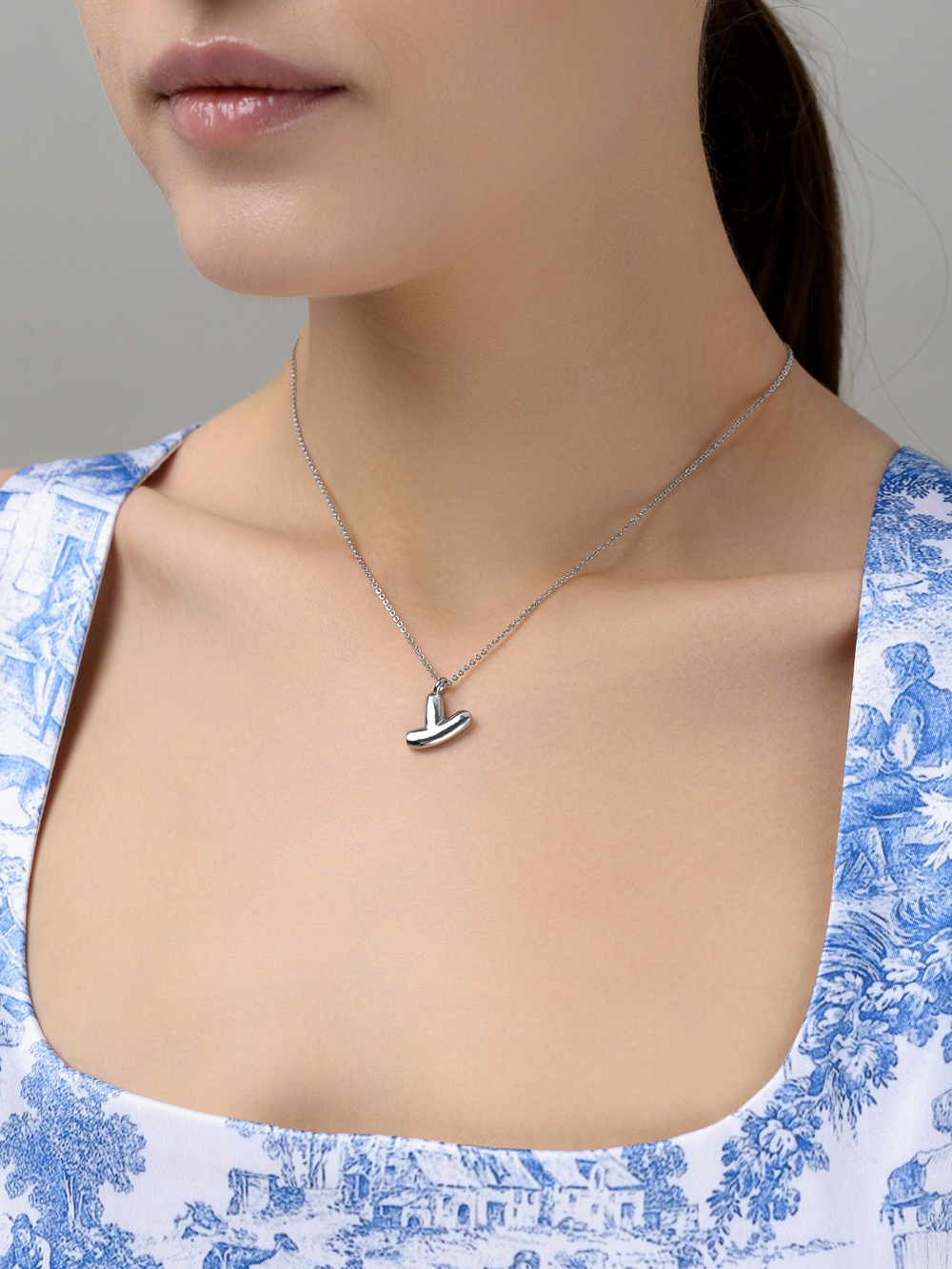 Колье с буквой У