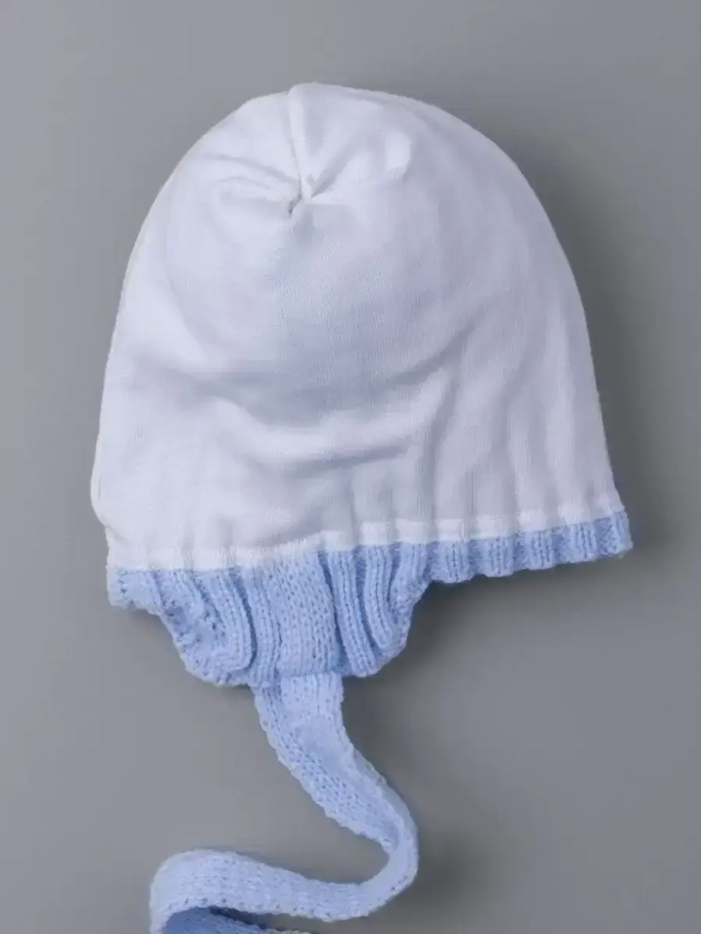 Шапка детская осенняя с завязками и помпонами