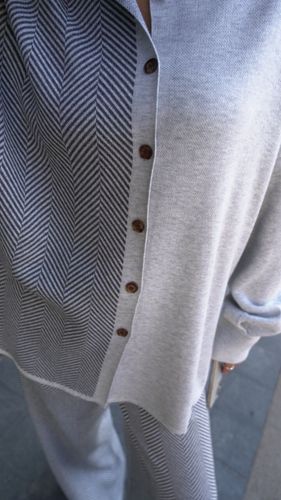 Серый трикотажный костюм с брюками