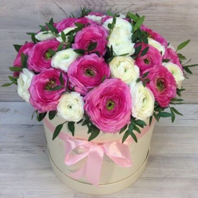 Шляпная коробка из 29 ранункулюсов