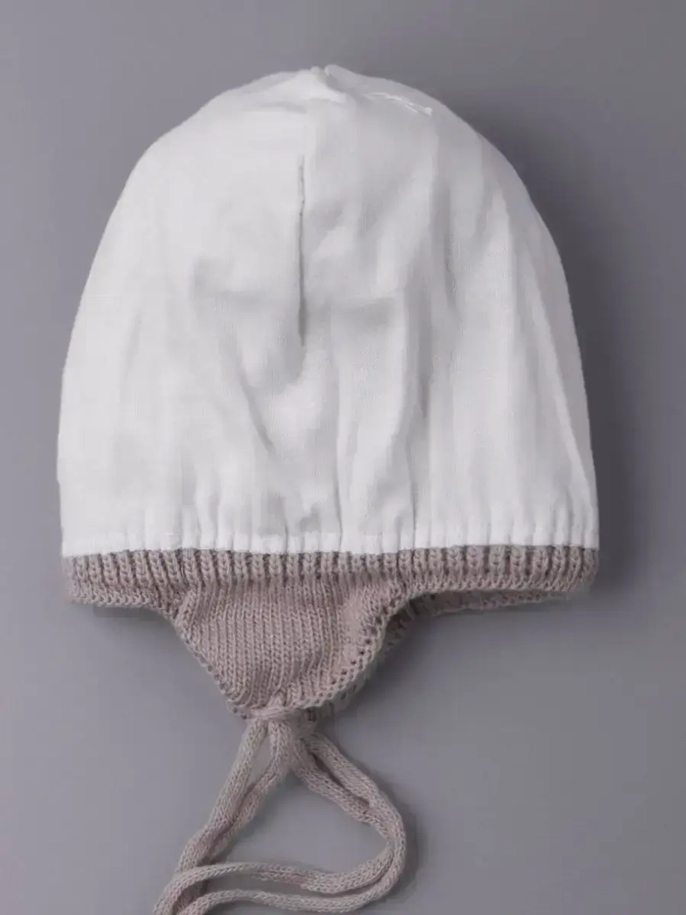 Шапка вязаная демисезонная на завязках