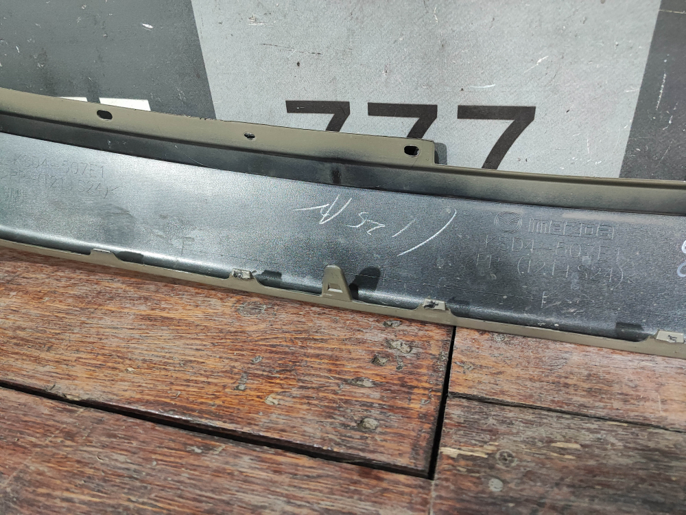 Накладка решетки радиатора Mazda CX-5 2 (KF) 17-25 Б/У Оригинал KSD4507E1