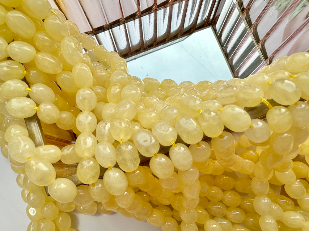 Нить бусин из тонированного кварца 8-9мм (галтовка)