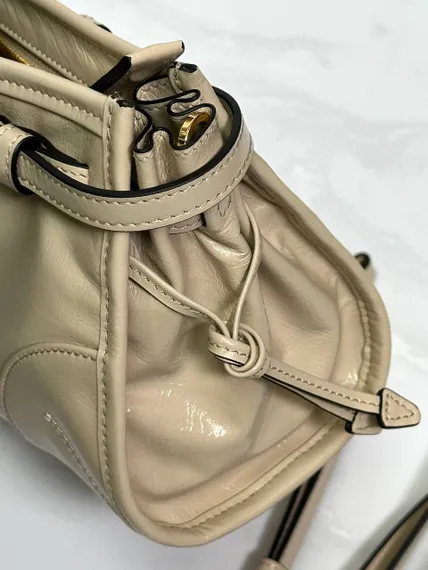 Маленькая кожаная сумка Prada через плечо, бежевый