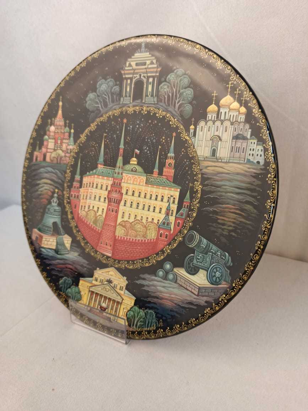 Сувенирная тарелка "Москва. Достопримечательности" с росписью (лаковая миниатюрная  живопись) в подарочном футляре