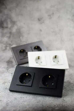 Розетка черная с заземлением, двойная розетка с защитными шторками