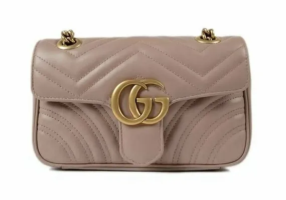 Стеганая мини-сумка Gucci GG Marmont бежевый