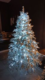 Заснеженная ель с гирляндой «Россо» холодный свет (Литая+пвх) 180 см / 1,8 м