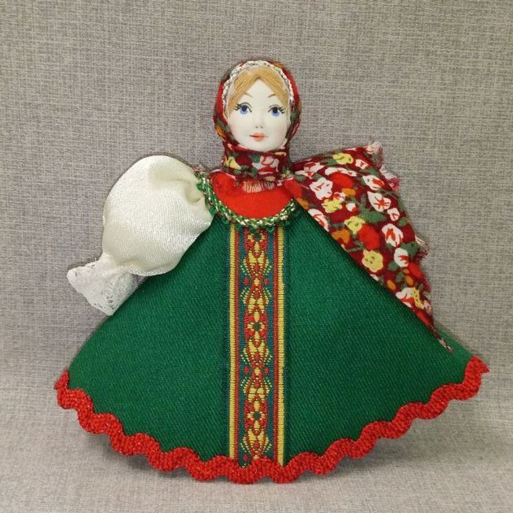 Малая подвесная кукла в платочке