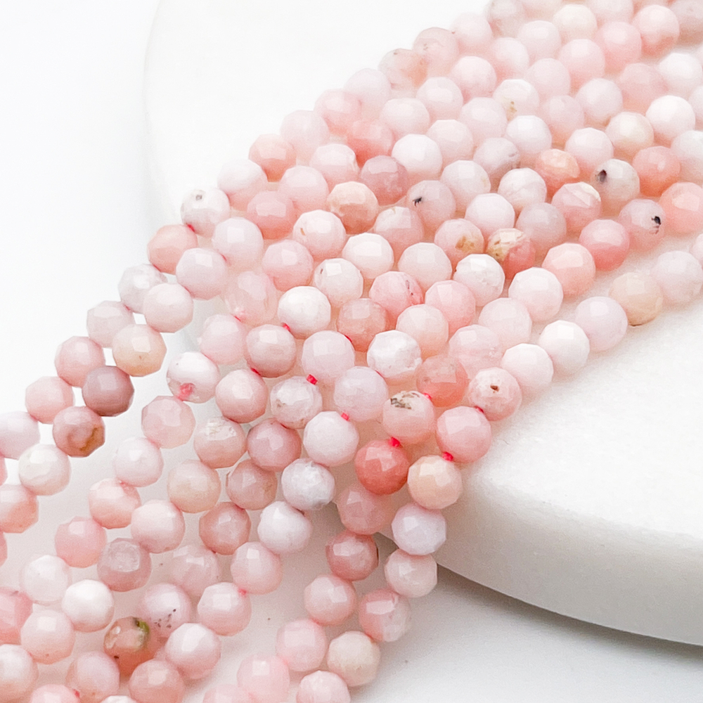 Опал розовый граненый бусины, диаметр около 4-4,2 мм, цена за отрезок 19 см (1/2 нити)