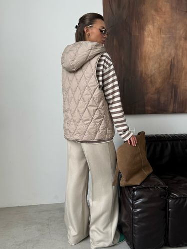 Бежевый утепленный жилет с капюшоном