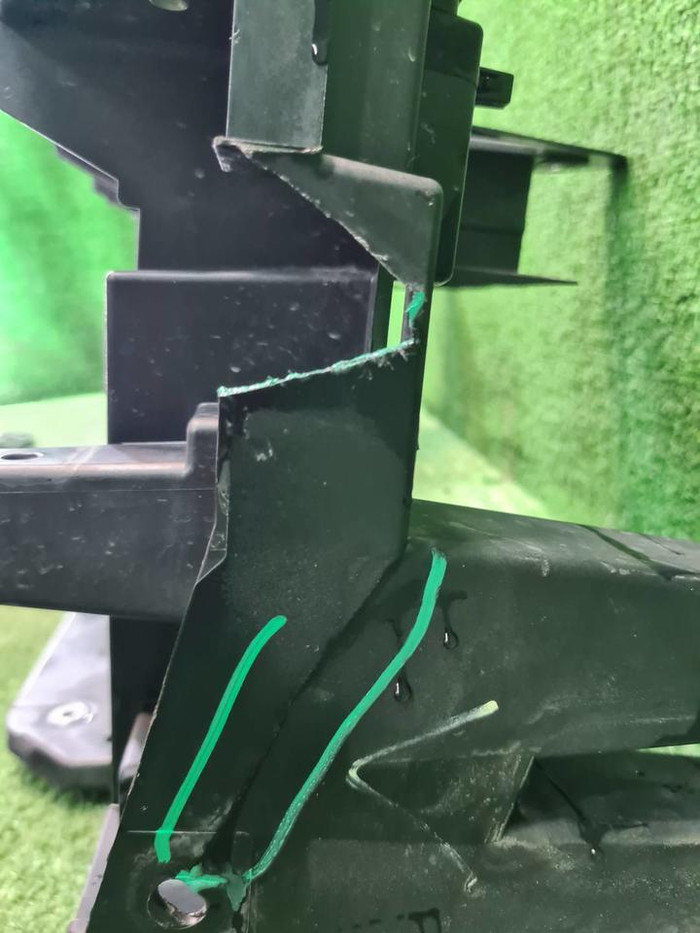 Кронштейн решетки радиатора Hongqi H9 (2020-н.в.)