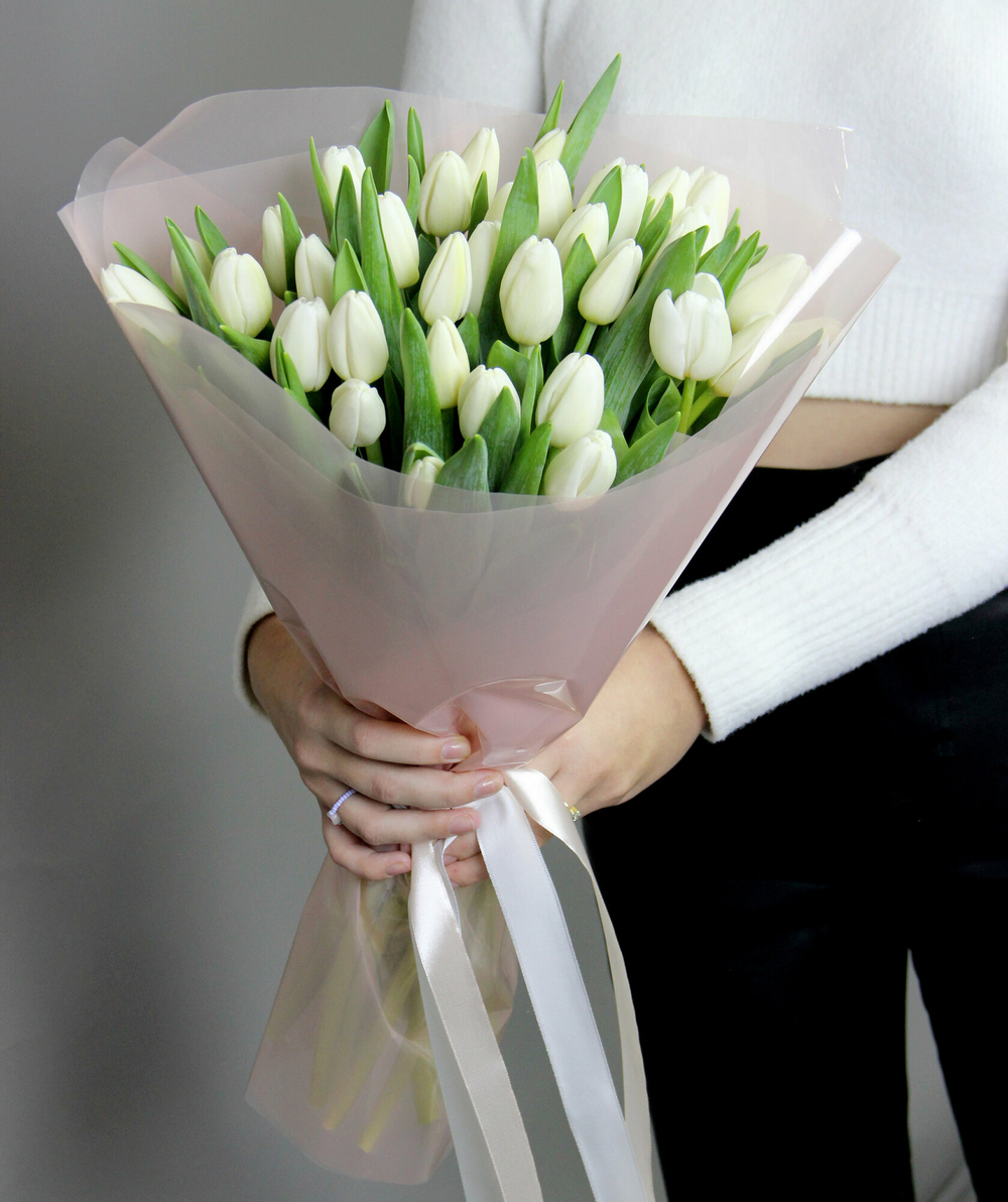Монобукет из балоснежных , тюльпанов  33 штуки 45 см