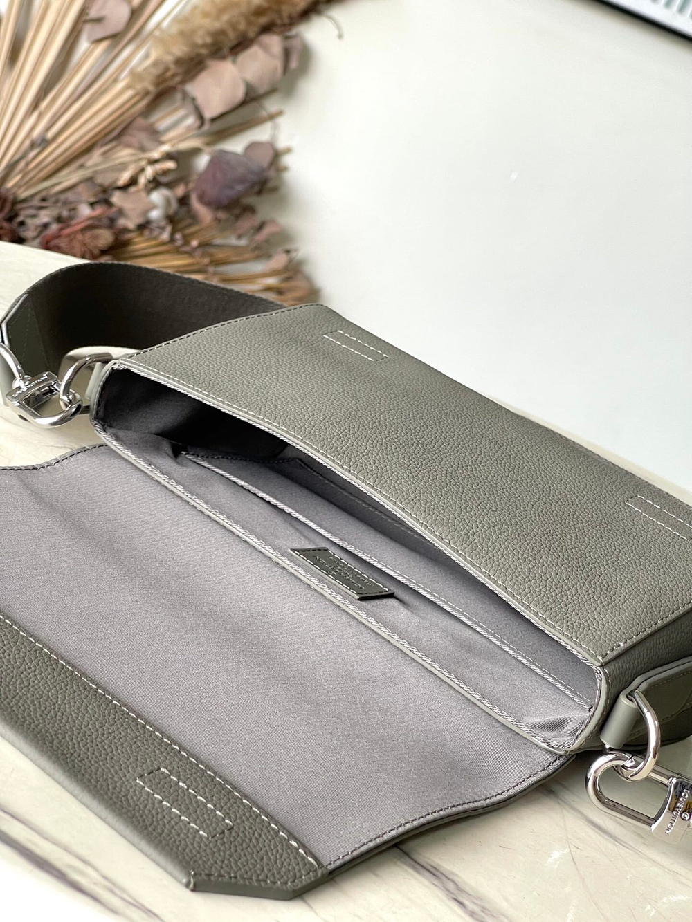 Louis Vuitton Takeoff Messenger PM