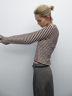 Massimo Dutti Футболка в полоску с деталью внахлест на плечах, коричневый