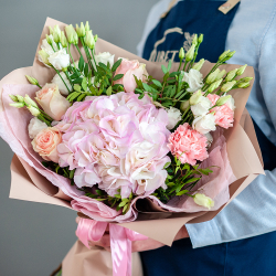 Нежный букет с гортензией и лизиантусами