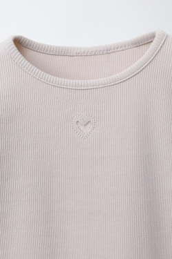 ZARA ФУТБОЛКА В РУБЧИК С СЕРДЦЕМ, ЦВЕТ ЛЬДА