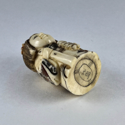 Статуэтка нэцкэ Гейша с посохом и веером