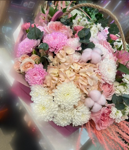 Композиция в деревянном ящике (гортензия, хризантема, роза кустовая, роза пионовидная, хлопок, альстермерия, эвкалипт, маттиола)