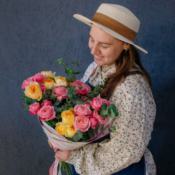 144. Акварельный букет-микс из кустовых пионовидных роз
