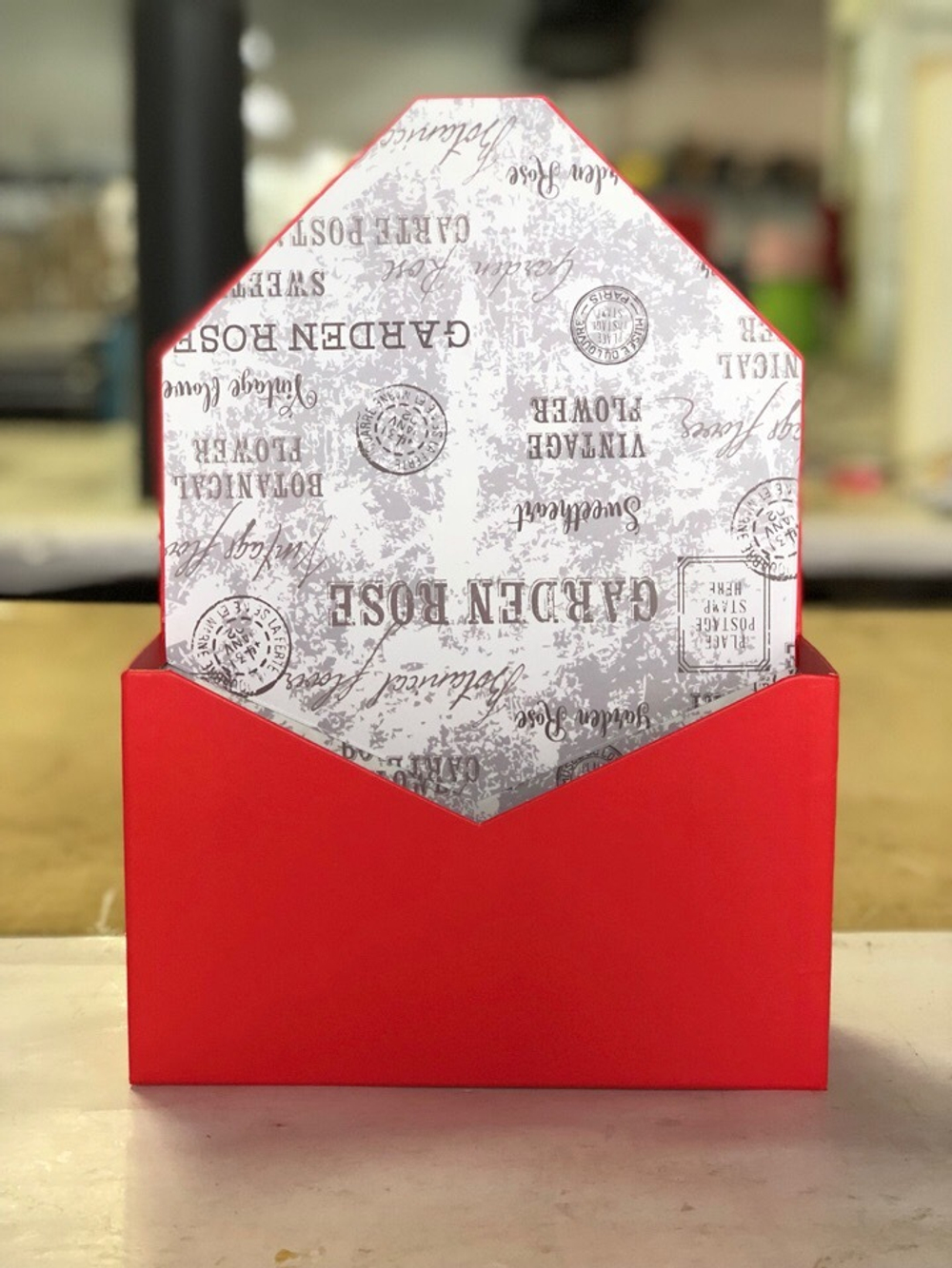 Картонная коробка для цветов в форме конверта. Цвет: Красный. Розница 300 рублей.