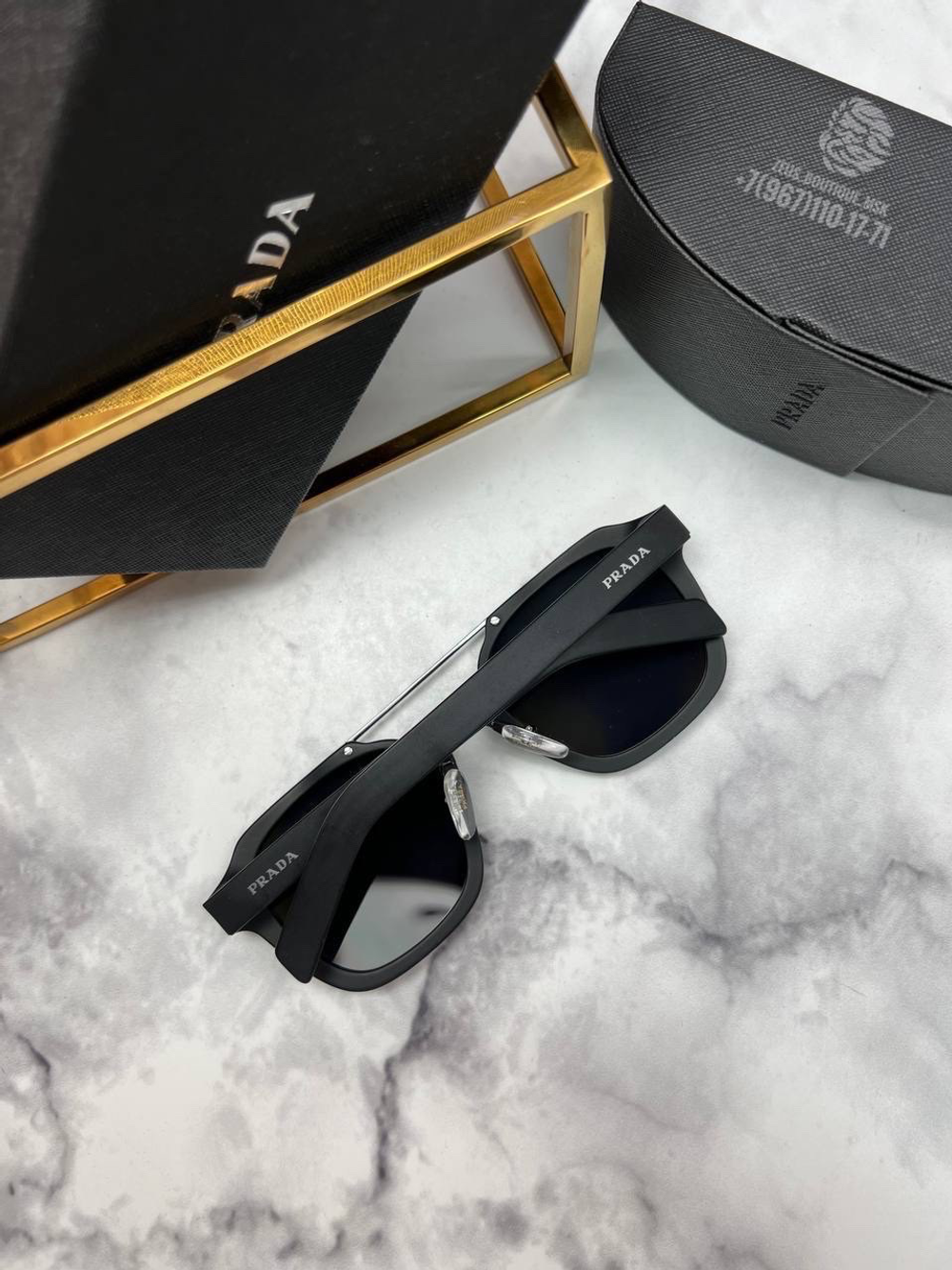 Солнечные очки Prada