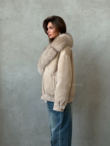 Бежевый пуховик из эко-замши с мехом песца
