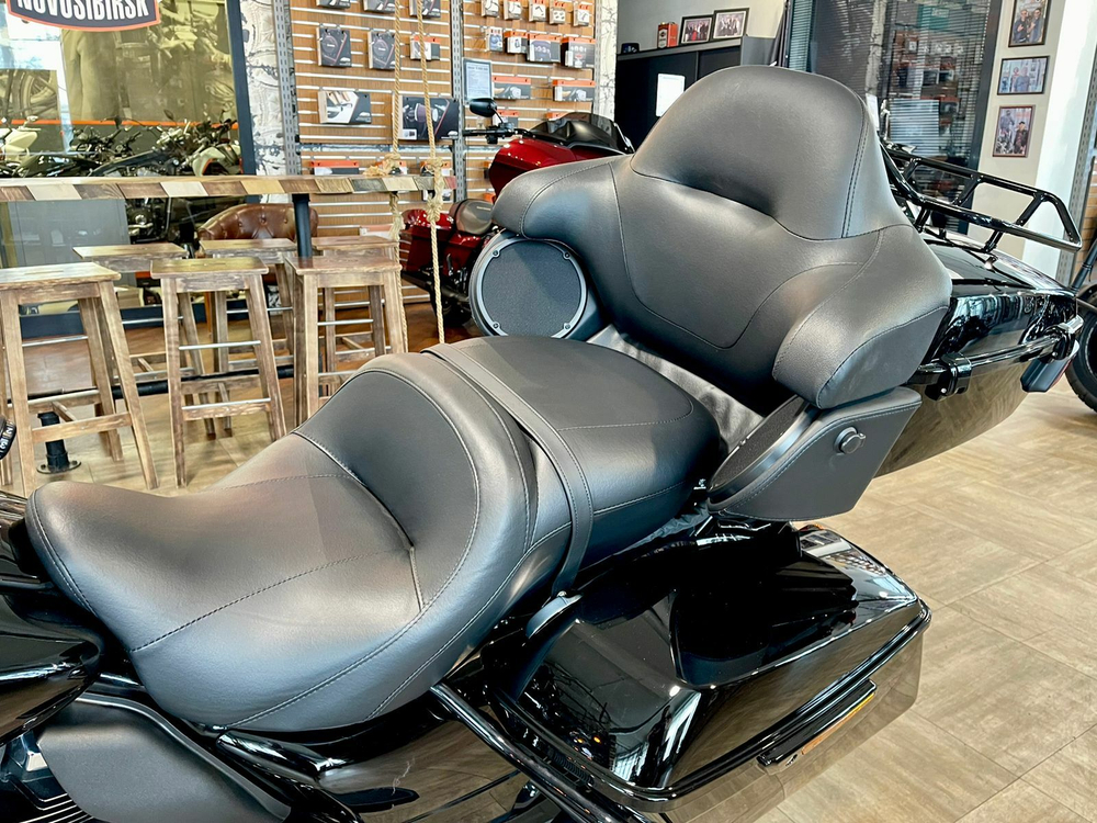 Road Glide Limited 114 (Vivid Black/Black Trim) Harley-Davidson