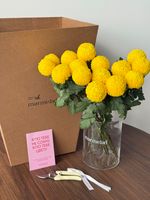 ЦВЕТОЧНЫЙ БОКС с хризантемой в желтом оттенке 15 шт