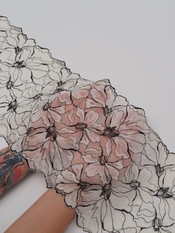 Эластичное кружево молочное с черным ширина 23,5 см