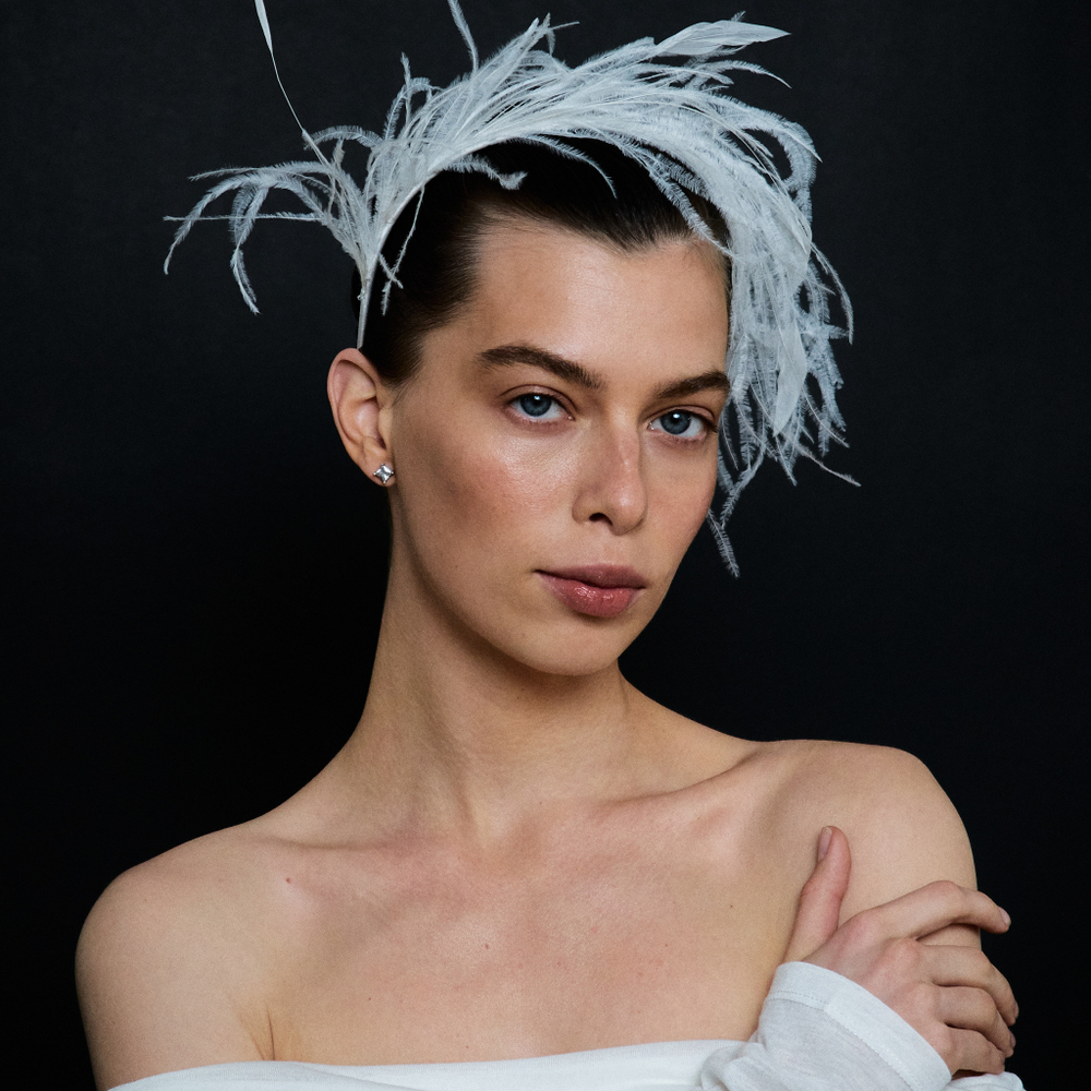 Ободок тонкий с редкими перьями, белый