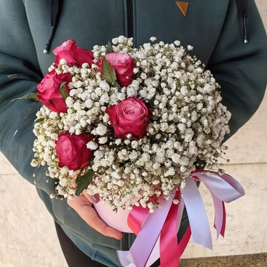Коробка с гипсофилой и розами