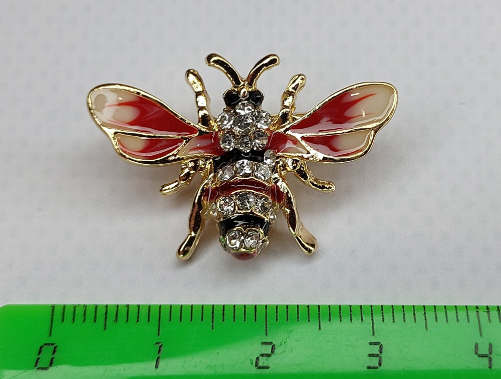 Брошка костюмная "Розовая пчела".  Строгая. Классическая.пчела" со стразами.