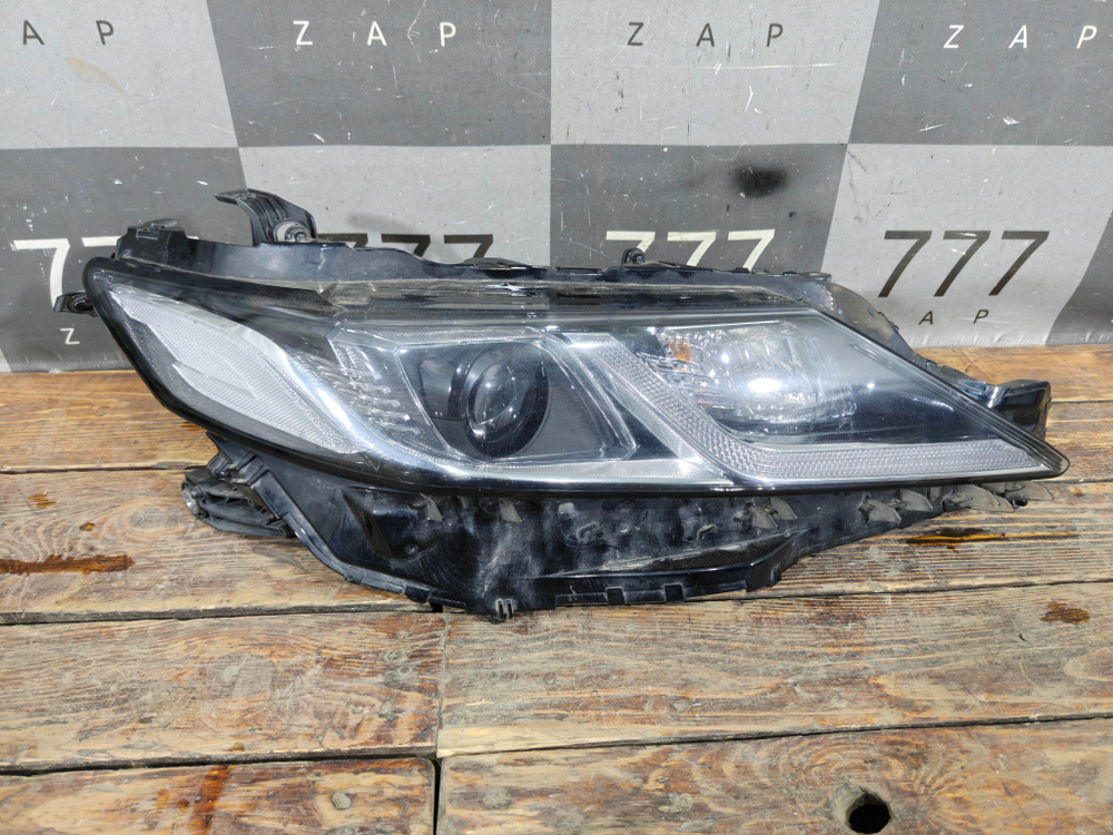 Фара правая LED Toyota Camry (XV70) 17-21 Б/У Оригинал 8111033D71