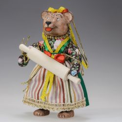 Ёлочная игрушка Медведица "Маша" со скалкой