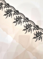 Вышивка на сетке неэластичная черные цветы на бежевом К027 правая