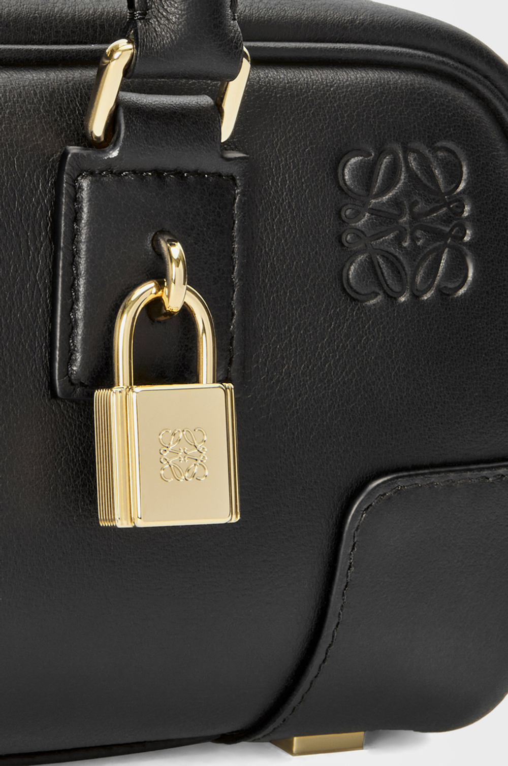 Loewe Укороченная сумка Amazona 23 из телячьей кожи наппа, черный