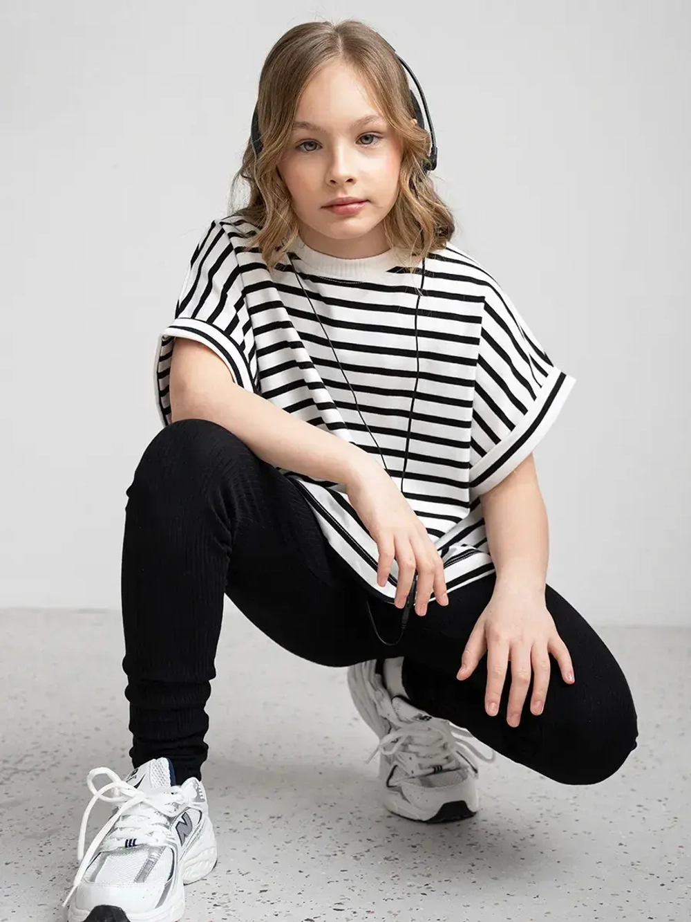 Черно-белый костюм для девочки в полоску