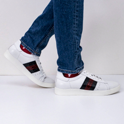 белые кожаные кроссовки