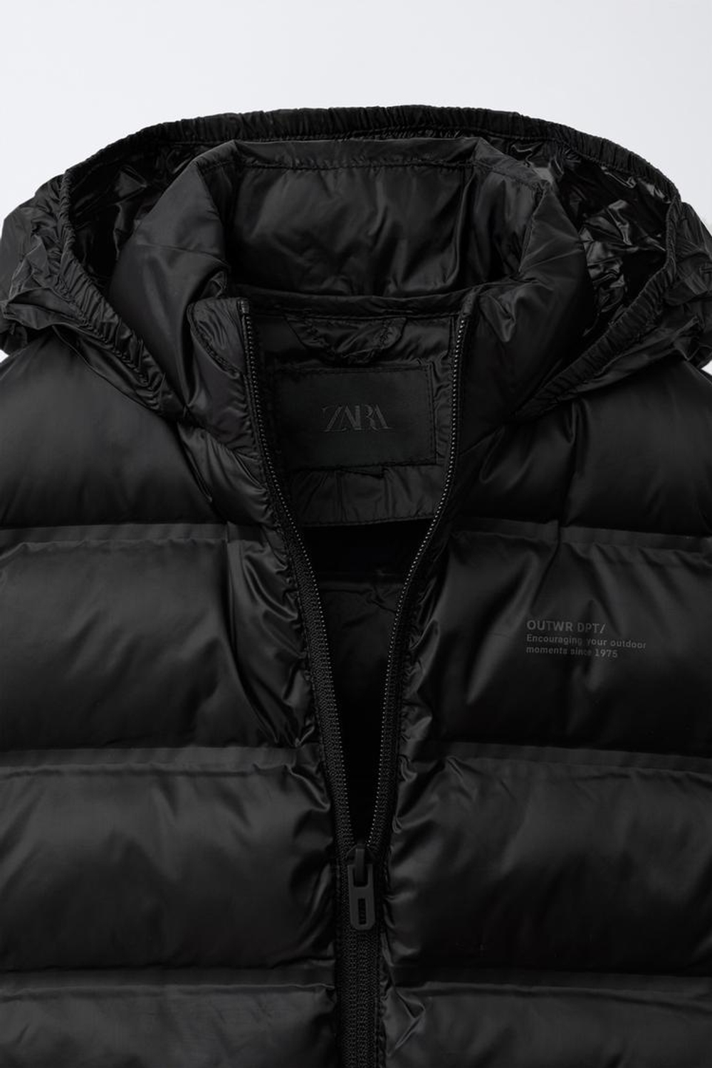 ZARA ЛЕГКИЙ ЖИЛЕТ С КАПЮШОНОМ WATER REPELLENT, ЧЕРНЫЙ