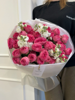 Букет из ярких кустовых пионовидных роз и маттиолы