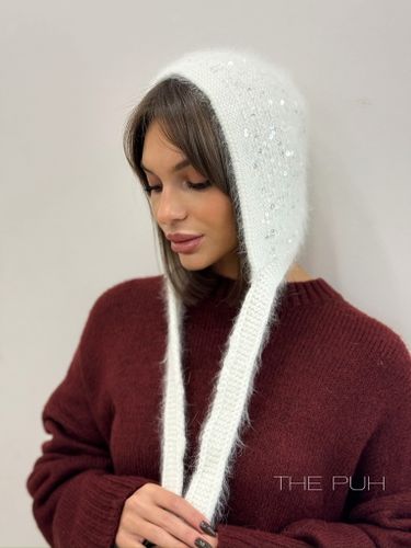 Вязаный белый чепчик из ангоры с пайетками