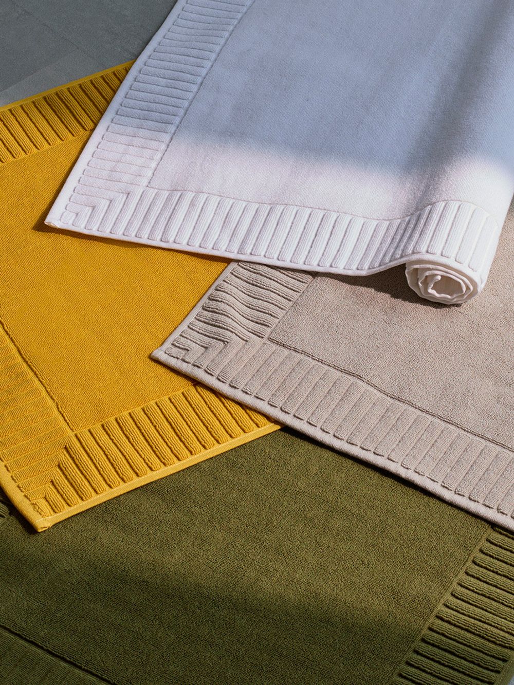 Коврик для ванной с фактурным бортиком белого цвета из коллекции Essential, 50х80 см